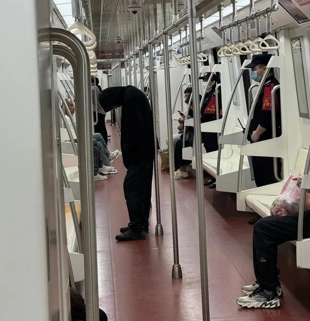 西安地铁现神秘黑衣男子，官方：只能密切关注