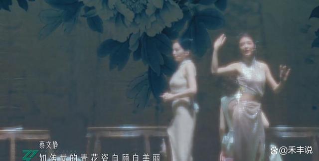 戚薇组《青花瓷》国风舞台诗意唯美 舞蹈整齐成焦点
