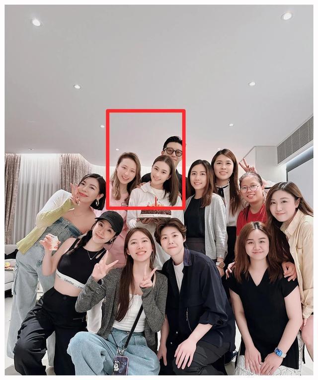 何超莲生日晒大合照,一张图两个细节,窦骁这把稳了 甜蜜暴击,cp粉狂欢