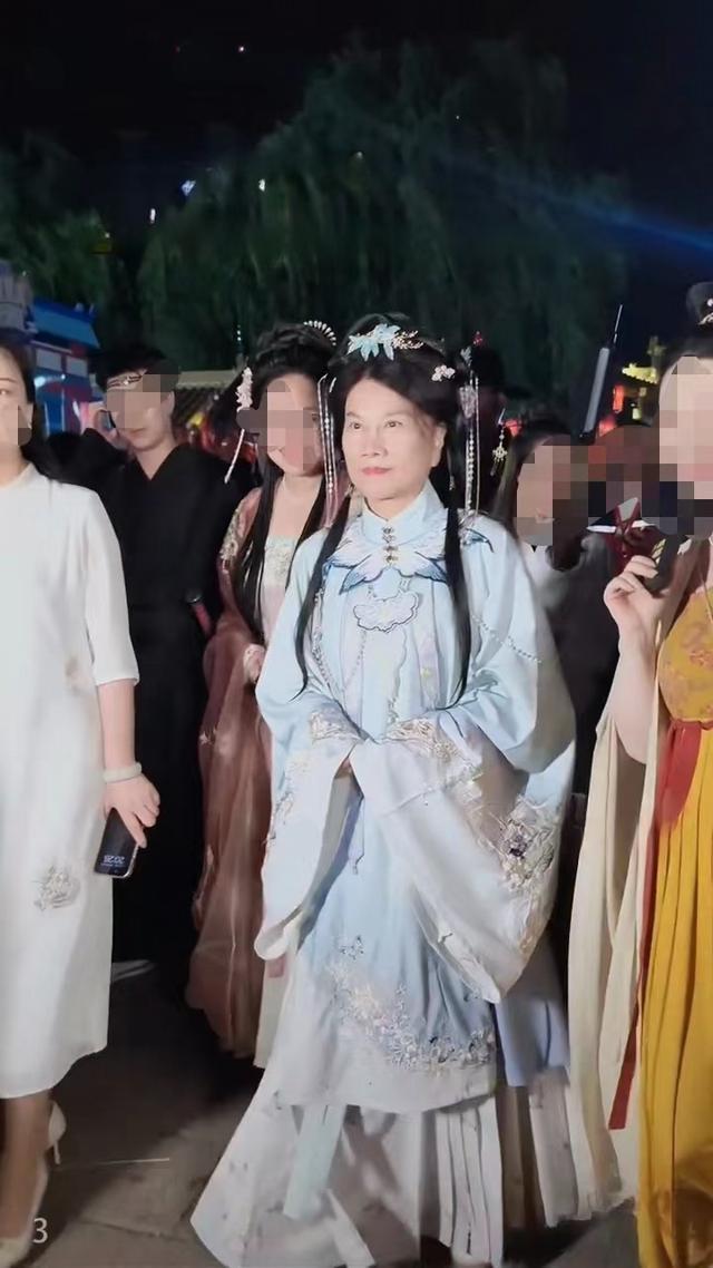 董明珠体验汉服 穿越古今，风采尽显