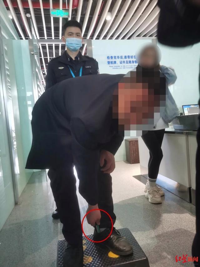 男子安检登机时将打火机藏鞋袜被罚200 违规藏匿受处罚