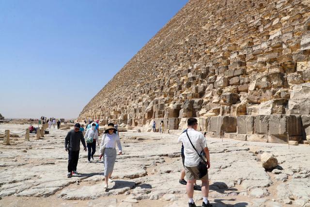 新发现！埃及金字塔群附近显现神秘建筑物 疑为古墓入口