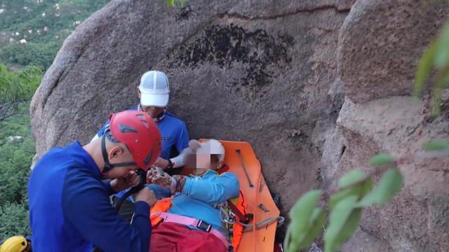 女子登山不慎骨折消防徒步上山紧急救援 12小时生死营救