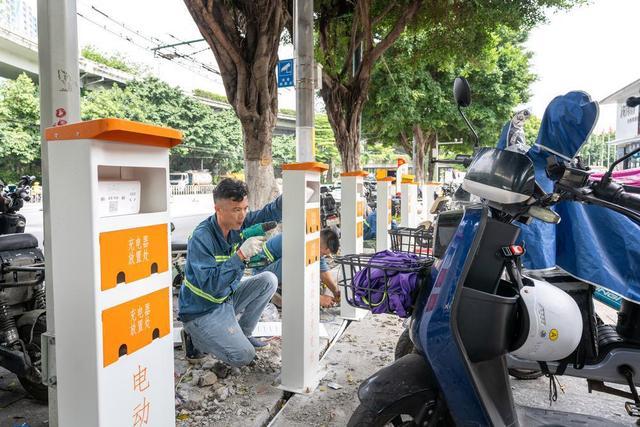 广州一村禁止电动车入村停放 居民响应移车，奖免费充电