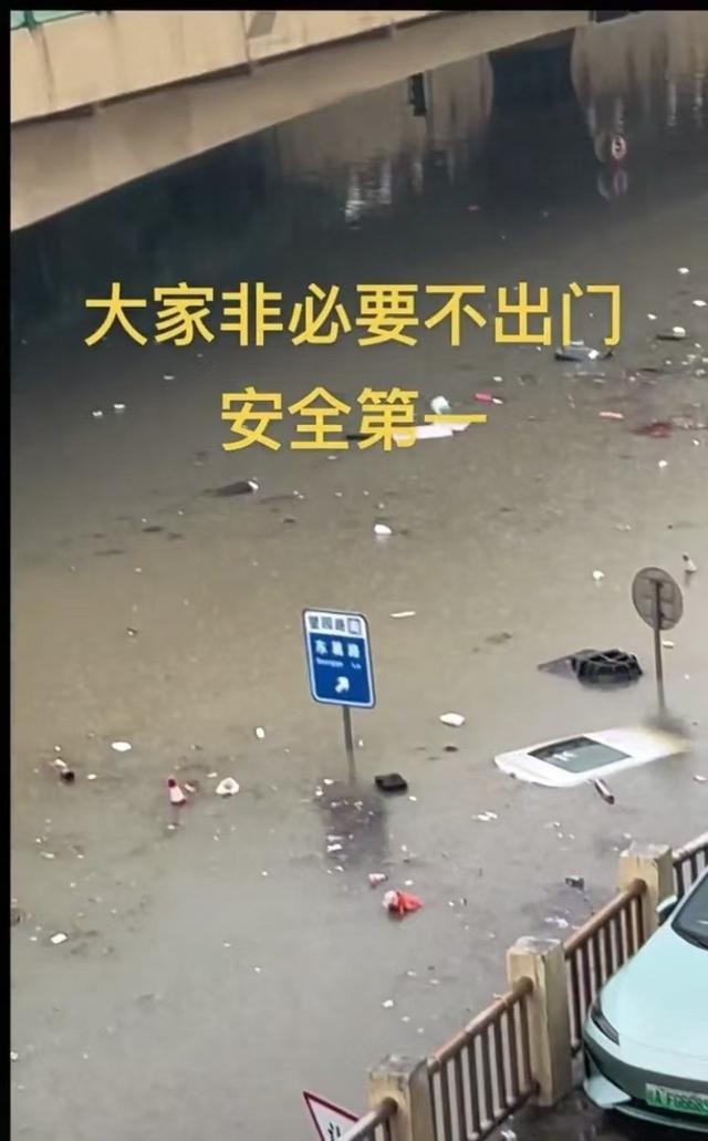 广西突降暴雨 市民抡锤砸墙放水 多地内涝严重