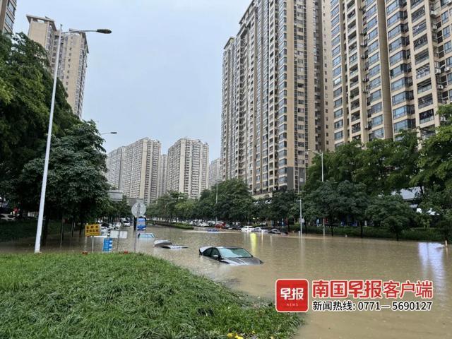 南宁遭暴雨侵袭多车被淹 红色预警下的城市困境