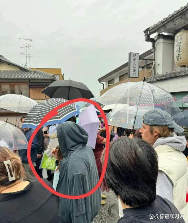 日本偶遇比伯海莉度假 雨中甜蜜游东京