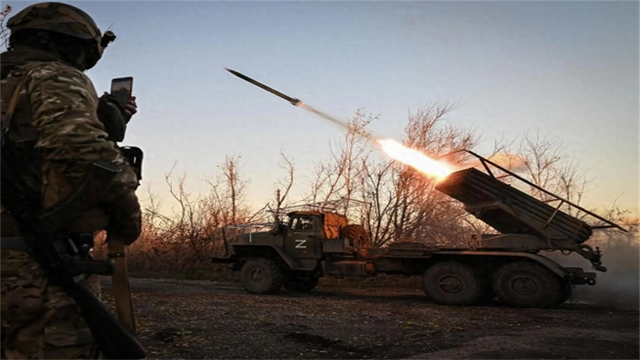 俄军巨炮命中并摧毁乌军自行火炮 战场局势升级