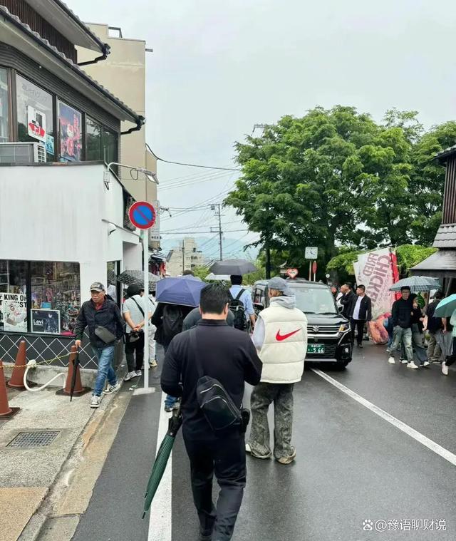 日本偶遇比伯海莉度假 雨中甜蜜游东京