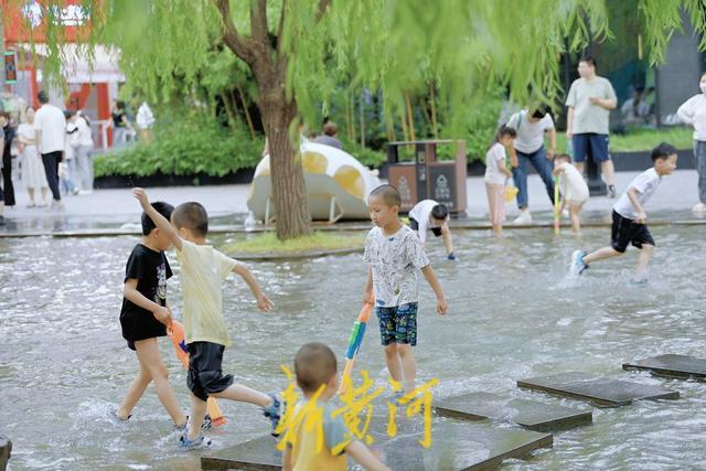 济南：不惧高温 清泉戏水乐享清凉 —— 印象济南夏夜亲子乐