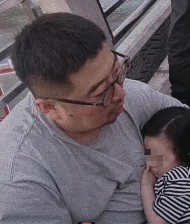 男子怕影响妻子休息抱着女儿教学 暖哭东北汉子