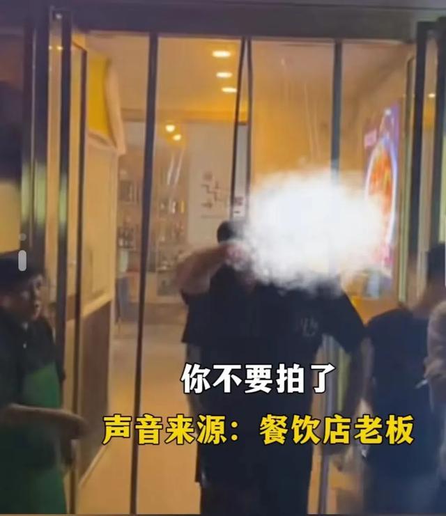 网友称在饭店吃饭被多算钱还遭威胁？警方通报：店长有辱骂推搡行为，行拘并罚款