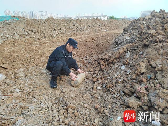 江苏一工地发现重达85斤废旧炮弹 警方紧急处置排除险情