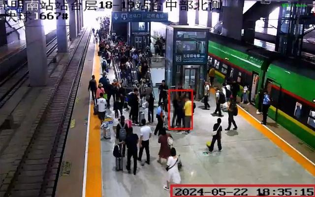 缉毒警蒙面上台领奖 一等功队长再立新功