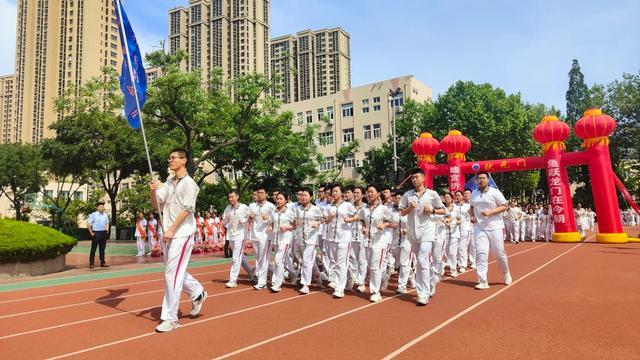 高三毕业礼校长送最后一次“唠叨” 寄语蟾宫折桂时