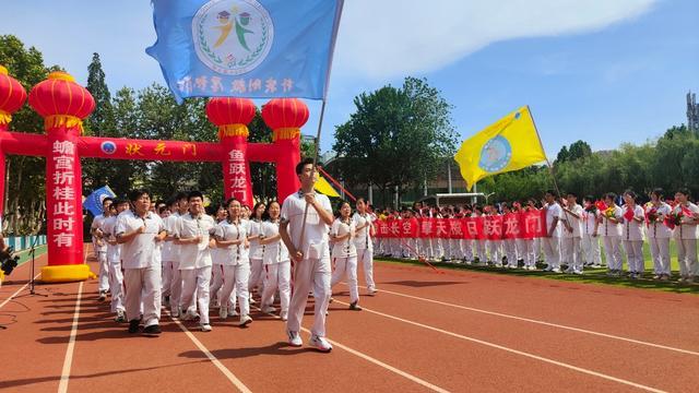 高三毕业礼校长送最后一次“唠叨” 寄语蟾宫折桂时