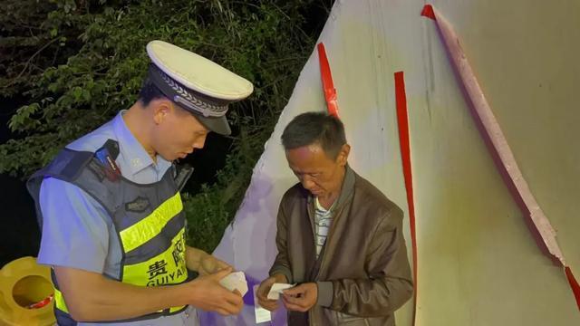 男子失意徒步高速警民接力相助 暖心警色传温情