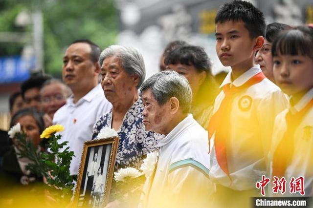 重庆大轰炸幸存者缅怀遇难同胞：历史伤痛一刻未忘