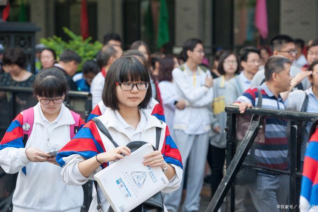 毛坦厂中学考生"出征" 家长冒雨目送 车牌号"91666"寄厚望