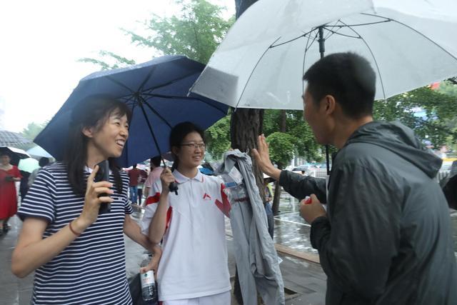 多图直击：高考第一科结束！考生雨中走出考场