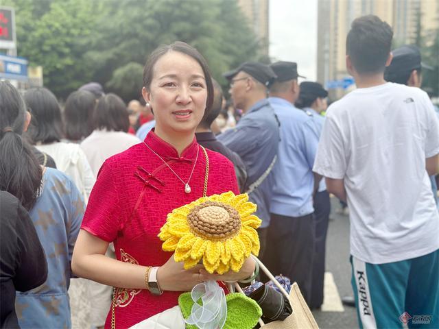 温馨瞬间定格考场外！带狗狗去给孩子送考，高考“旺旺” 