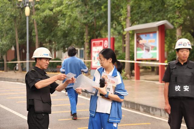 2024年北京高考雨中开启 6.72万考生逐梦考场