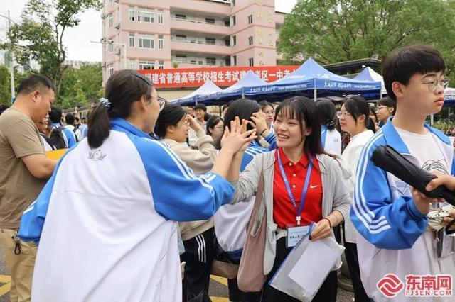 福建家长老师“花式”送考 旗开得胜，暖意融融