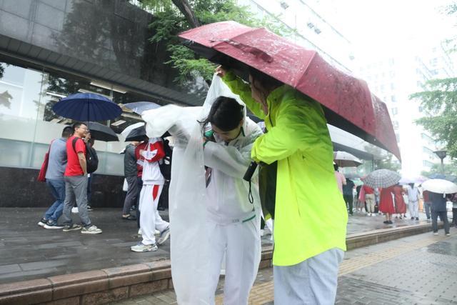 多图直击：高考第一科结束！考生雨中走出考场