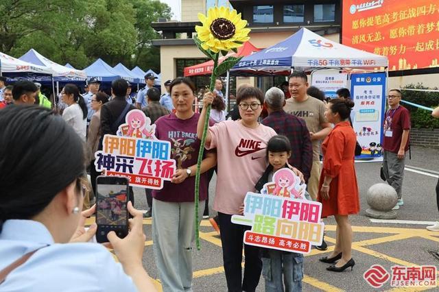 福建家长老师“花式”送考 旗开得胜，暖意融融