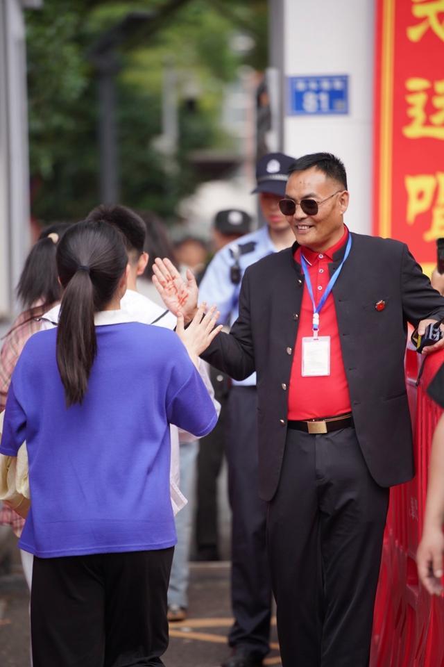 高考首日 保安手上这两个字暖得让人想哭