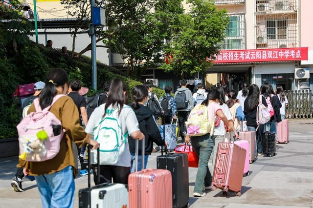 考生在交警帮助下卡点抵达考点 顺利熟悉环境备考气氛浓