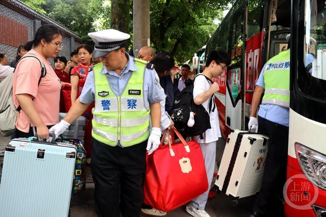 考生在交警帮助下卡点抵达考点 顺利熟悉环境备考气氛浓