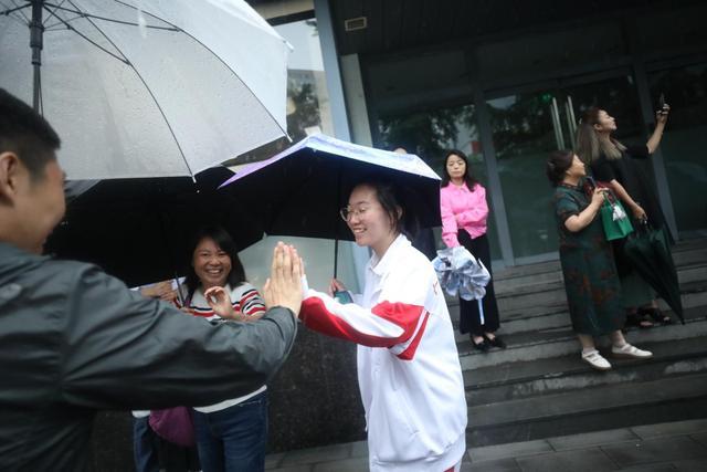 多图直击：高考第一科结束！考生雨中走出考场