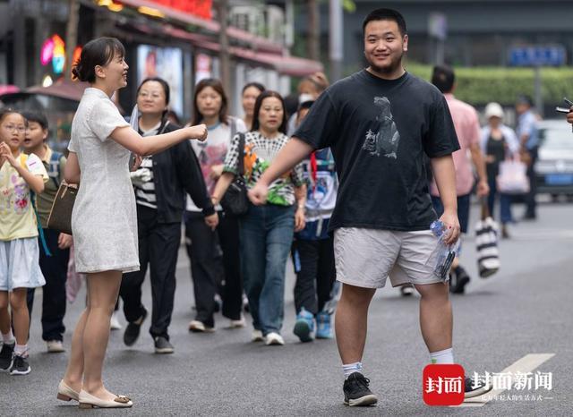 高考考场外的拥抱好戳 爱与期待的传递