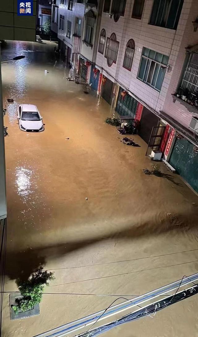 暴雨致广西百色内涝 多处被淹 居民受困 消防急救援