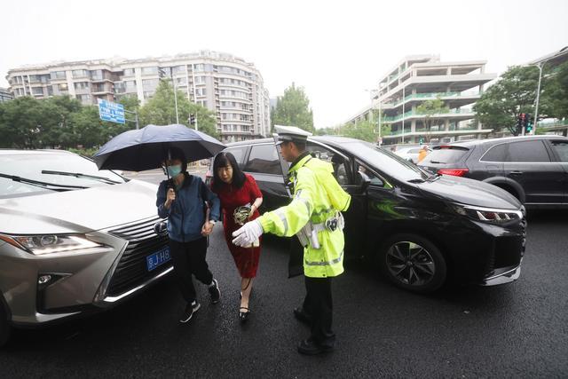 考点积水民警冒雨为考生铺路 风雨无阻保高考畅通