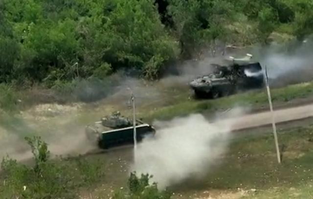 俄乌双方装甲车近距离并行互射