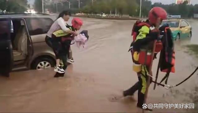 云南曲靖内涝积水最深处超2米 消防疏散235人显神威