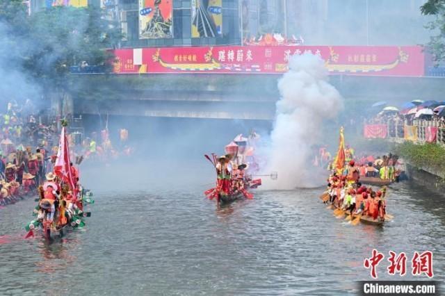 端午当天广州猎德龙船招景 传统盛况引人潮