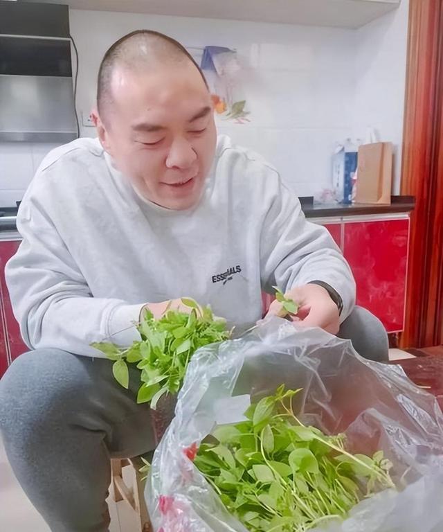 拳王张志磊回家包饺子 冠军的质朴生活