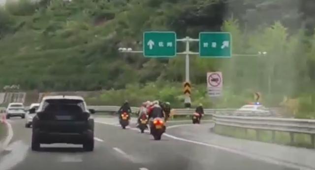 多辆摩托骑上高速交警开车引导离开 安全普法教育跟进