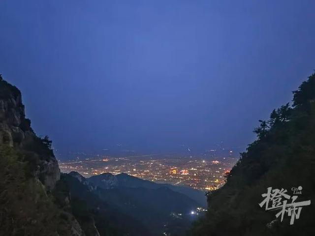 体育生回应陪爬泰山：兼职赚点儿生活费，减轻家里负担