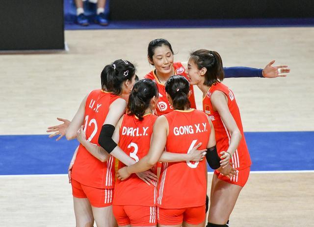教练队友齐赞朱婷，中国女排距离奥运门票越来越近