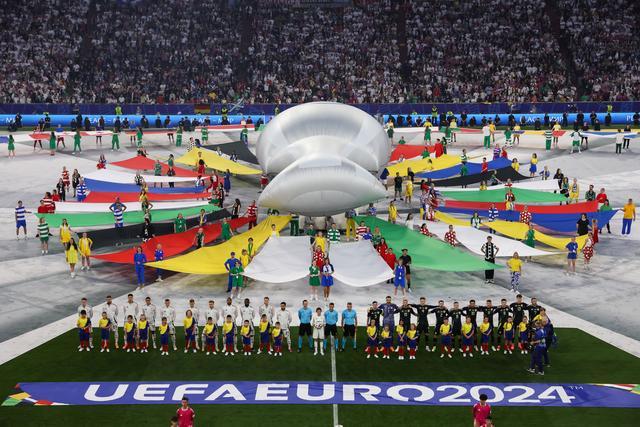 欧洲杯揭幕战赛前致敬贝肯鲍尔