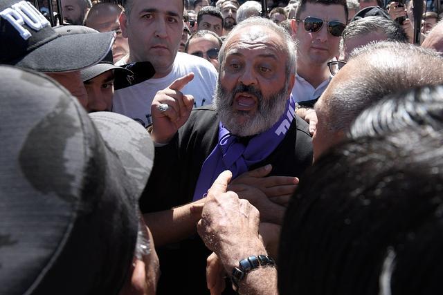 界桩立下、抗议声起，大主教领导下的抗议会否再掀亚美尼亚政治动荡？教会人士挺身前台