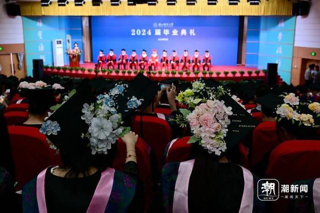 新中式毕业服爆火 国风致青春成焦点