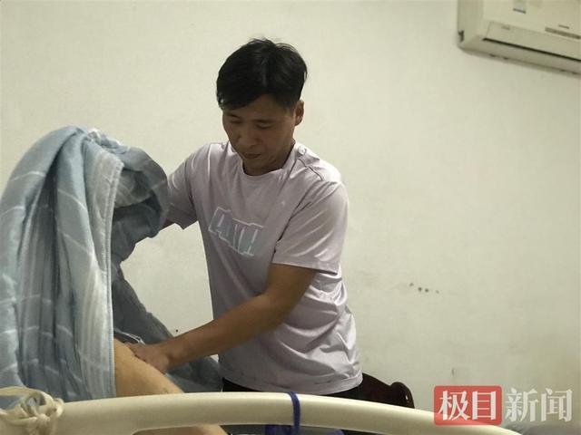 父亲瘫痪 小伙辞职照顾2年多