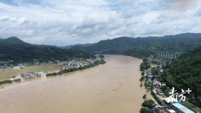 梅州73岁老人洪水中漂流6公里获救！