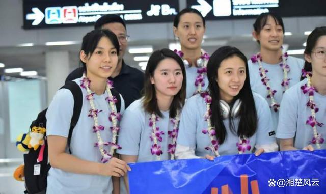 中国女排抵达曼谷全队大合影：8队集结坐等总决赛 选巴黎4 1名单？