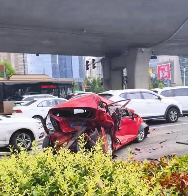 郑州发生6车连环相撞事故 4人受伤 交通安全警钟再响